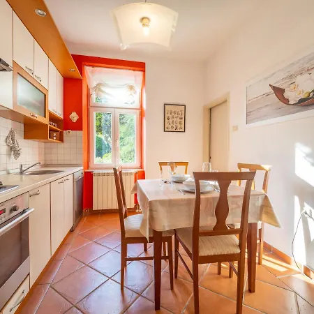 Classy And Sunny In Apartment *